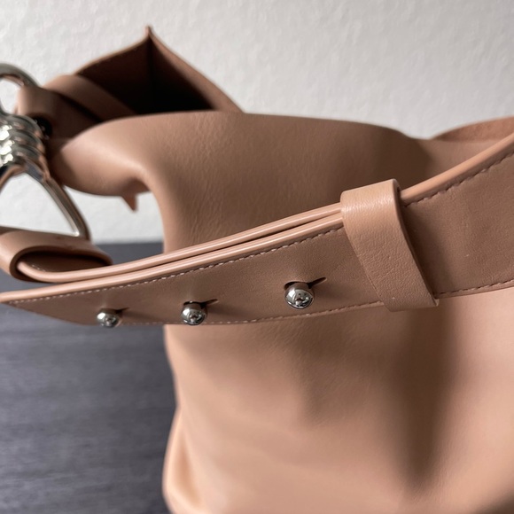 ALLSAINTS CAPTAIN LEATHER NORTH TOTE

SOUTH USED A FEW TIMES JUST LIKE BRAND NEW - Picture 10 of 11